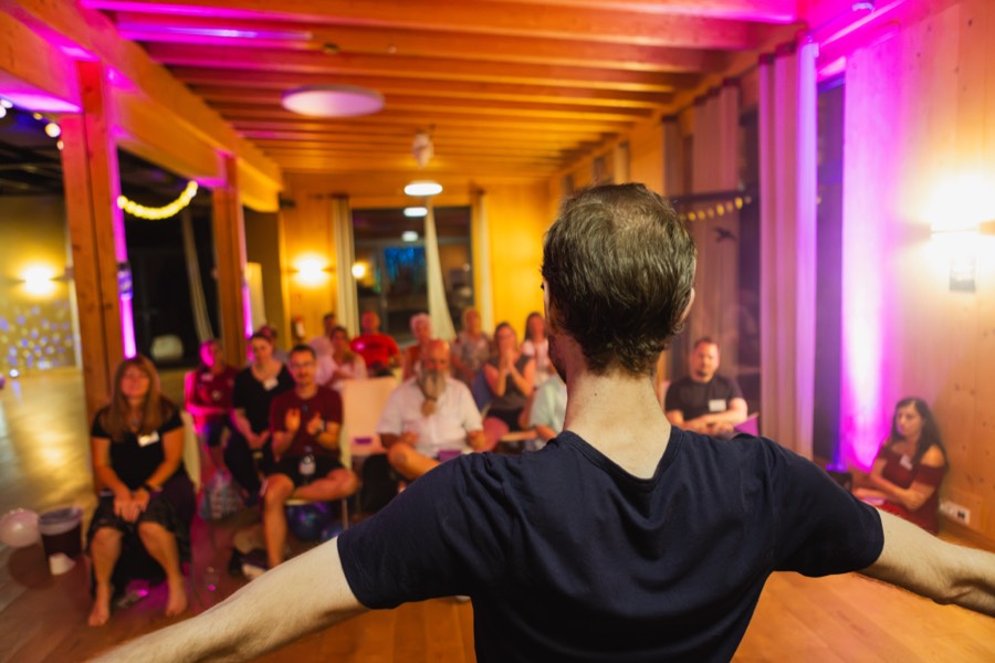 Jonas mit offenen Armen vor der Gruppe