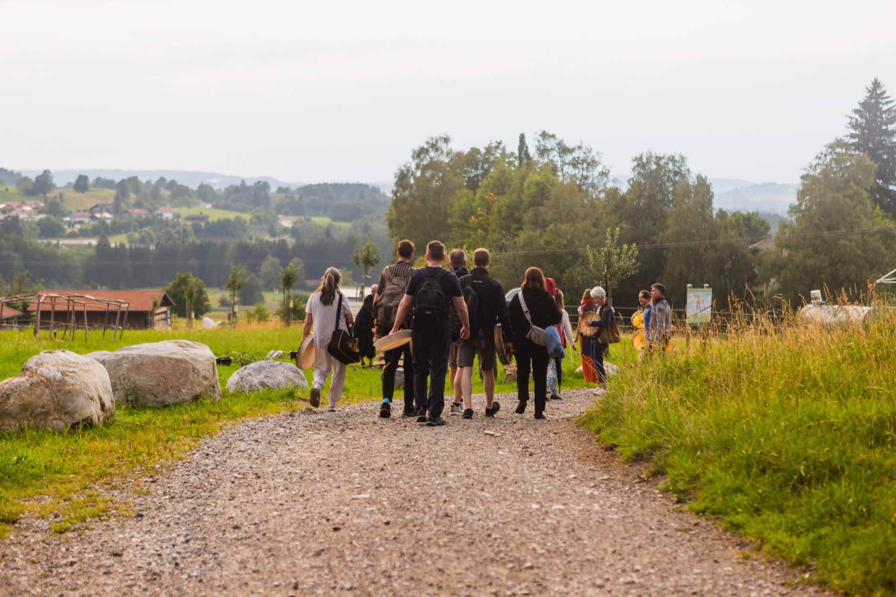 Die Gruppe geht mit Trommeln über die Wiese