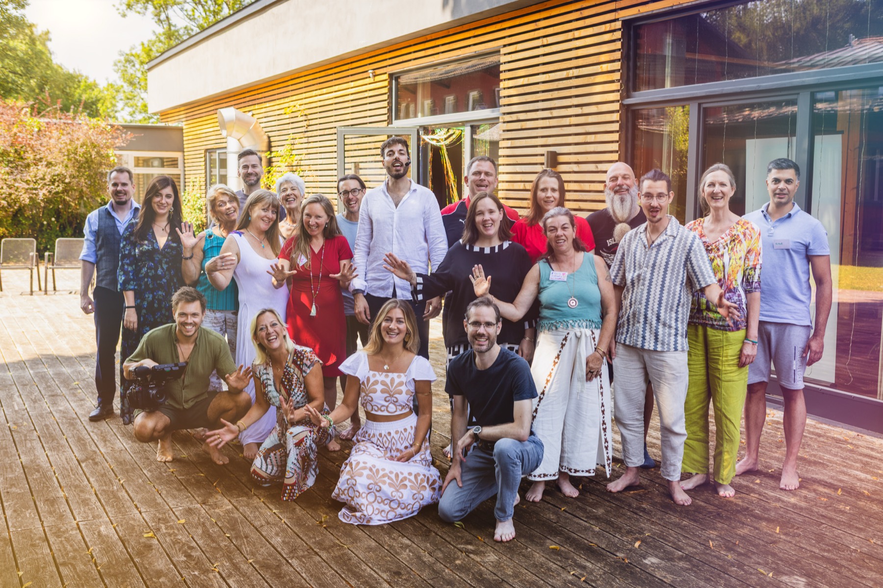 Die Gruppe des Magic Creation Retreats 2026 auf der Terrasse des SEINZ